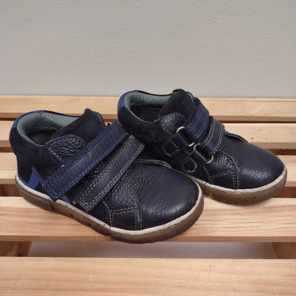 8: Arties dark blue leather sneakers