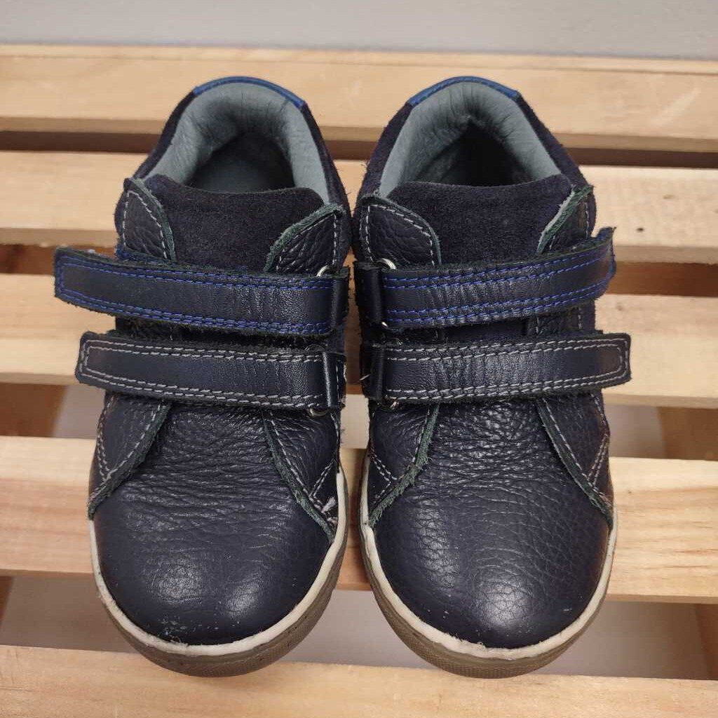 8: Arties dark blue leather sneakers