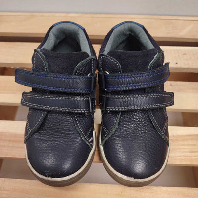 8: Arties dark blue leather sneakers