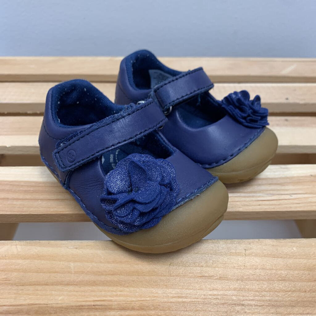 3.5: Stride Rite velcro strap shoes