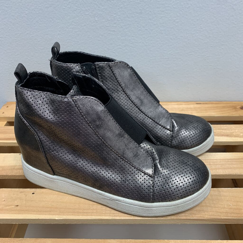 3: Mia Kids hidden wedge sneakers