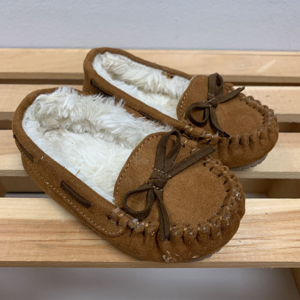 5-6: Fleece lined moccassins