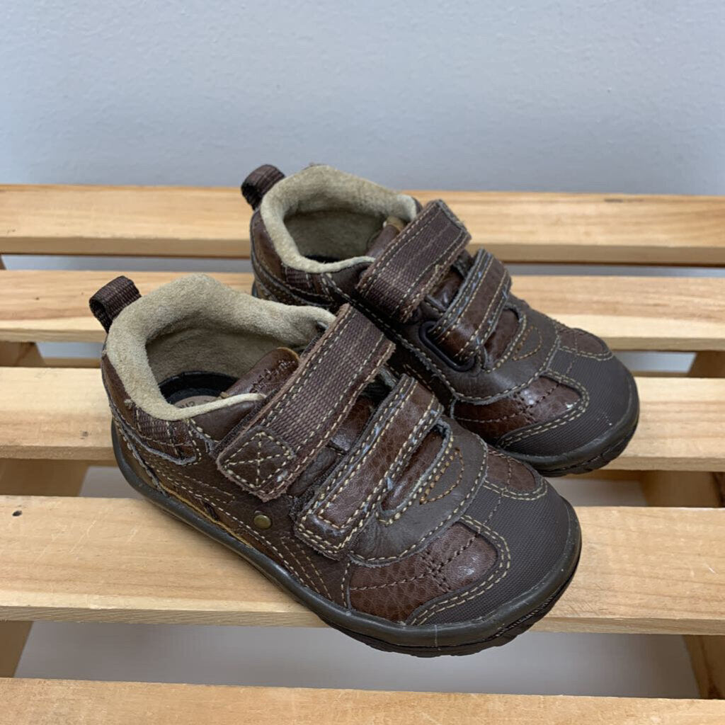 7W: Stride Rite wide leather sneakers