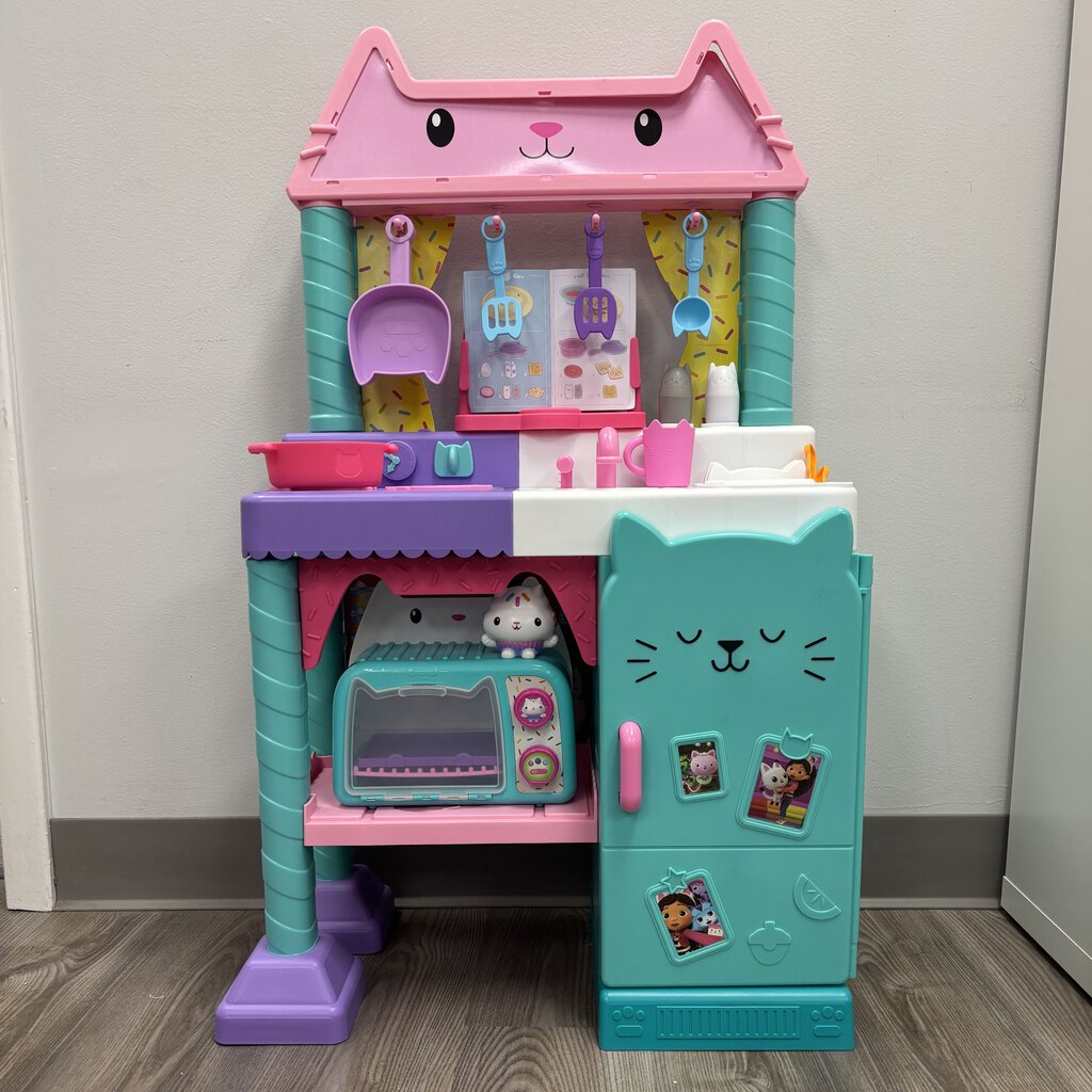 Gabbys Dollhouse Lights, Sound + Music Cakey Kitchen Set w/ Bakey Oven