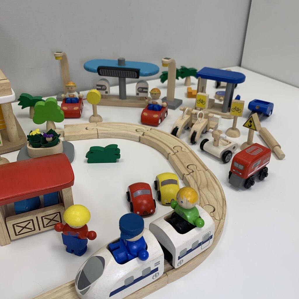 Eco Town w/ pieces as shown