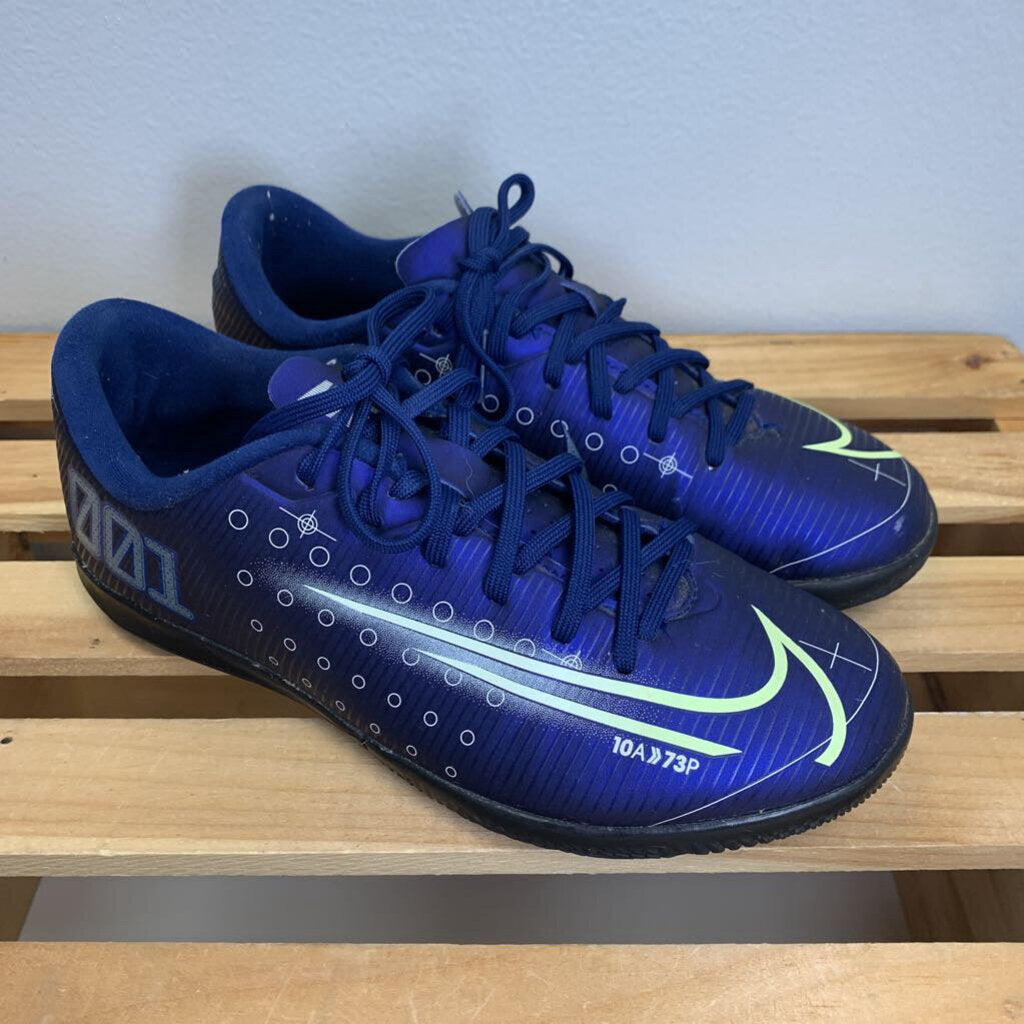 4: Mercurial Vapor 13 Academy Indoor Soccer Shoes