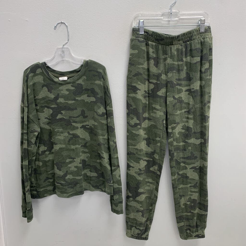 10: Camo Lounge Set