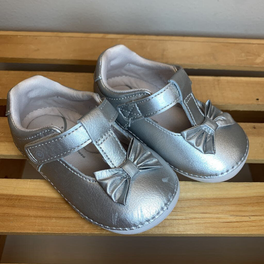 5W: Ashtyn Mary Jane Soft Motion T Strap Sneakers