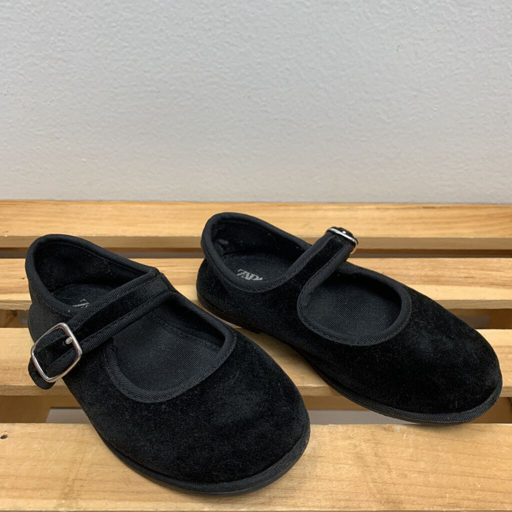9: Velvet Ballet Flats (EU Size 25)