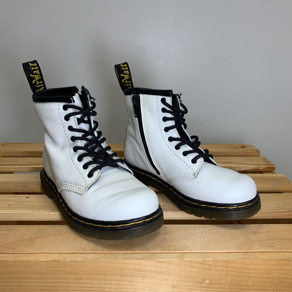 10: Junior 1460 Leather Lace Up Boots