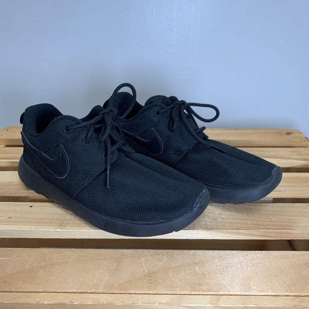 13.5: Roshe One Sneakers