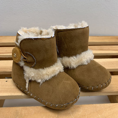 6-12M: Faux Suede Booties