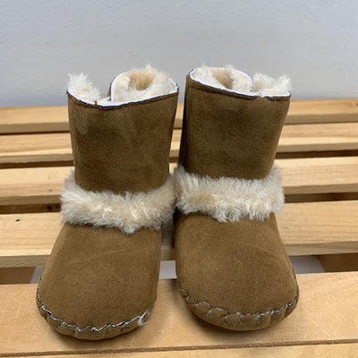 6-12M: Faux Suede Booties