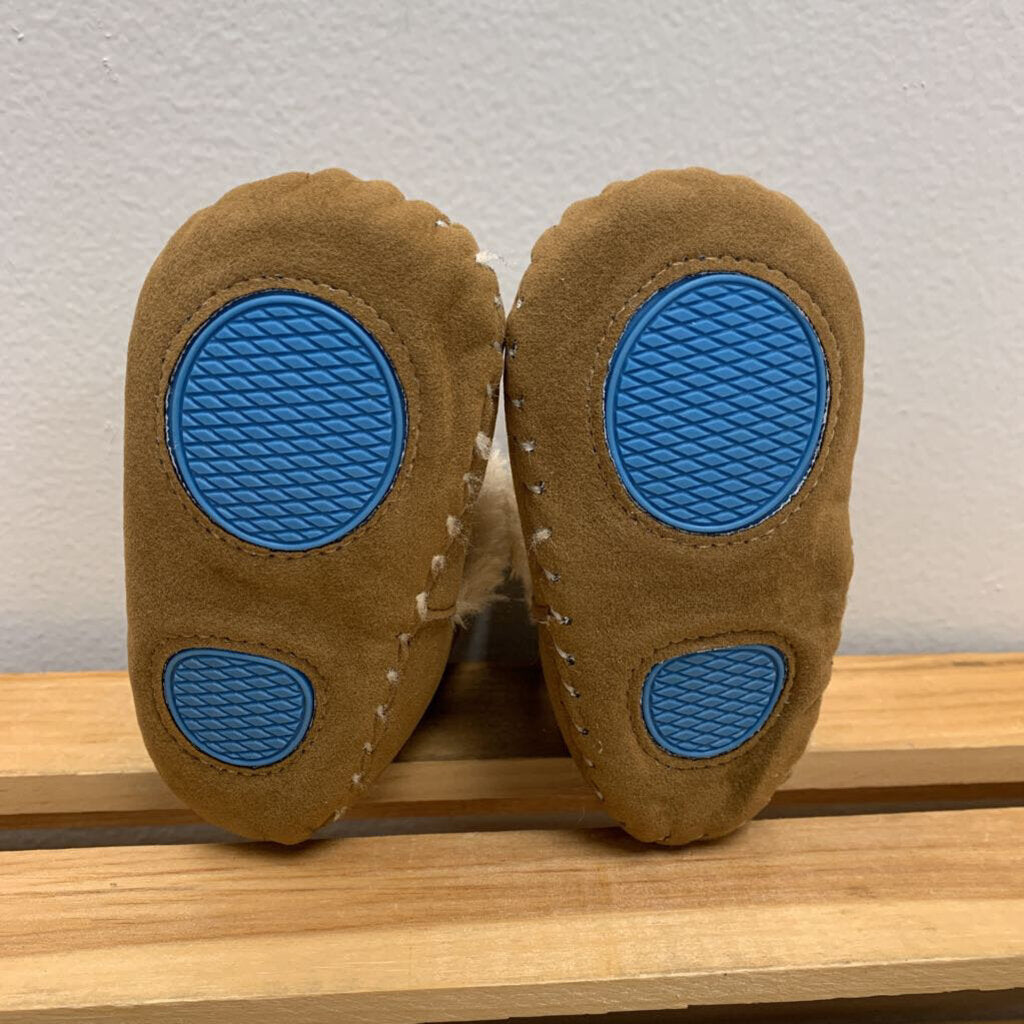 6-12M: Faux Suede Booties