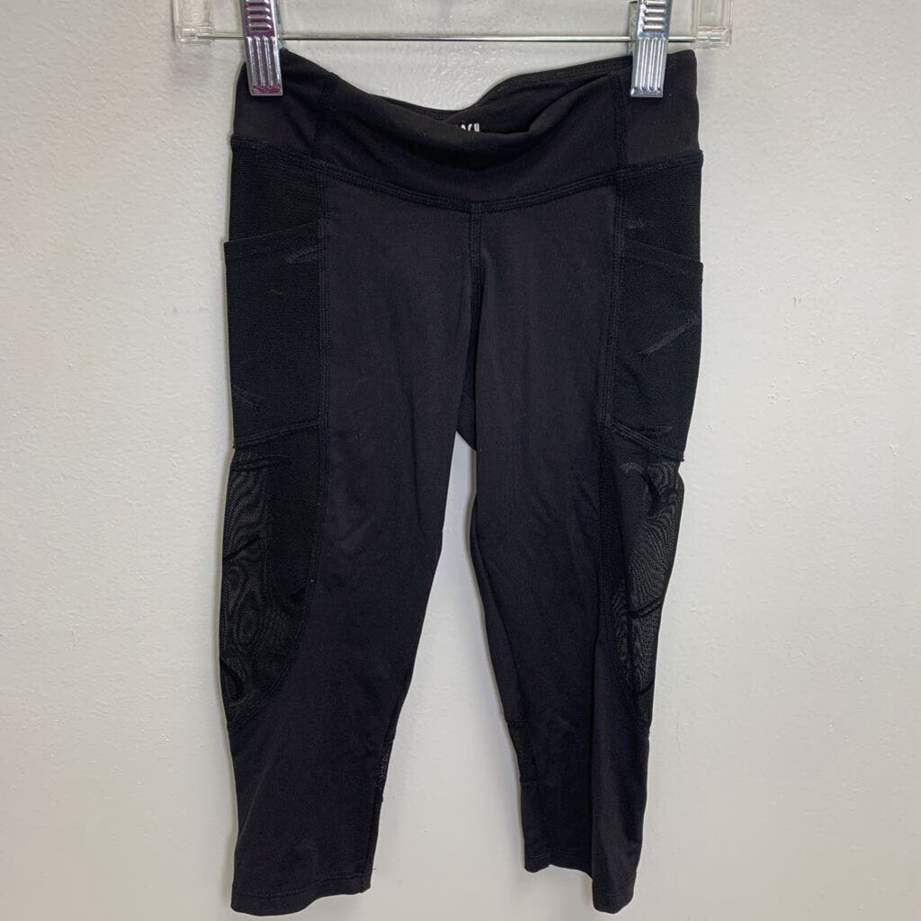 8: Capri Leggings - Mesh Panels