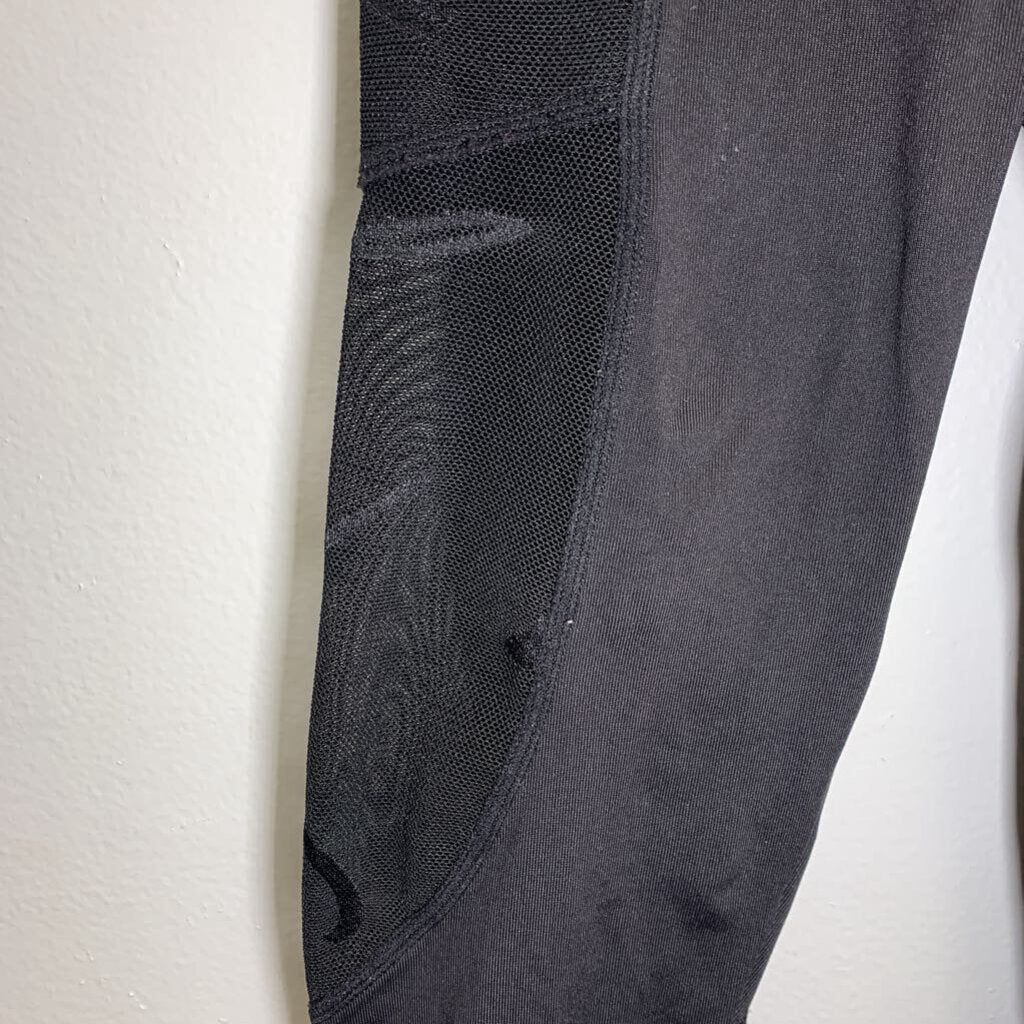 8: Capri Leggings - Mesh Panels